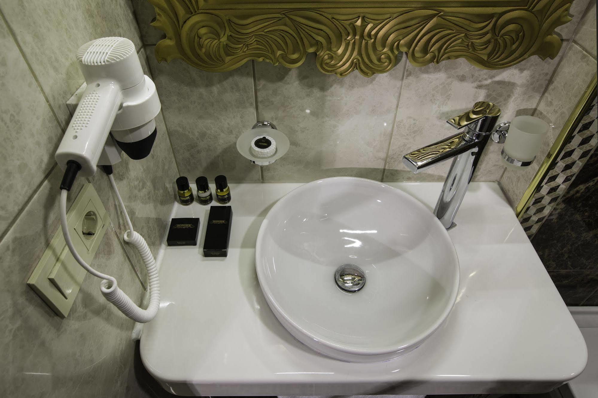 Hotel Phosphorion Istanbulská provincie Exteriér fotografie A bathroom in a hotel