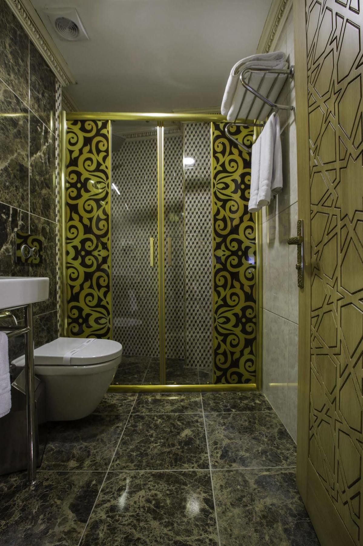 Hotel Phosphorion Istanbulská provincie Exteriér fotografie A shower enclosure