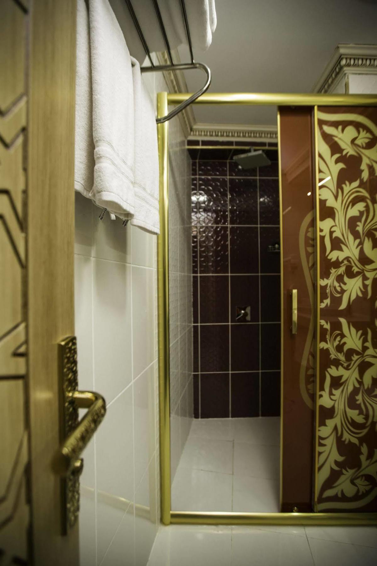 Hotel Phosphorion Istanbulská provincie Exteriér fotografie A shower cubicle